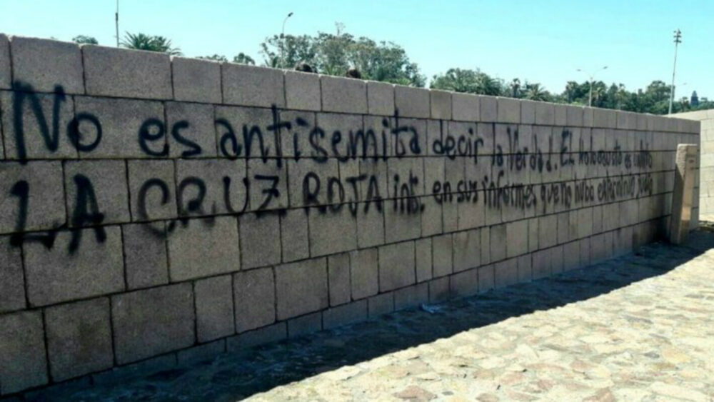 El memorial del holocausto en Montevideo fue bandalizado en reiteradas ocasiones. 