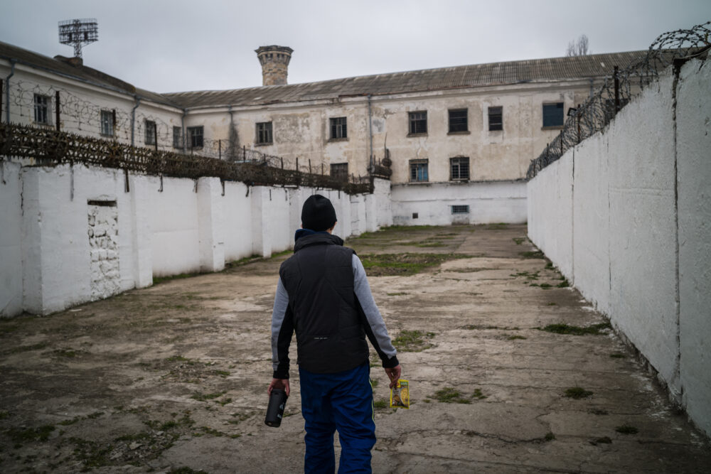 Un hombre camina el domingo por el patio de una prisión en Kherson, Ucrania, donde dijo que los carceleros rusos mataban a los prisioneros por desobediencia o por ser sospechosos de luchar con la resistencia (The Washington Post/Wojciech Grzedzinski)