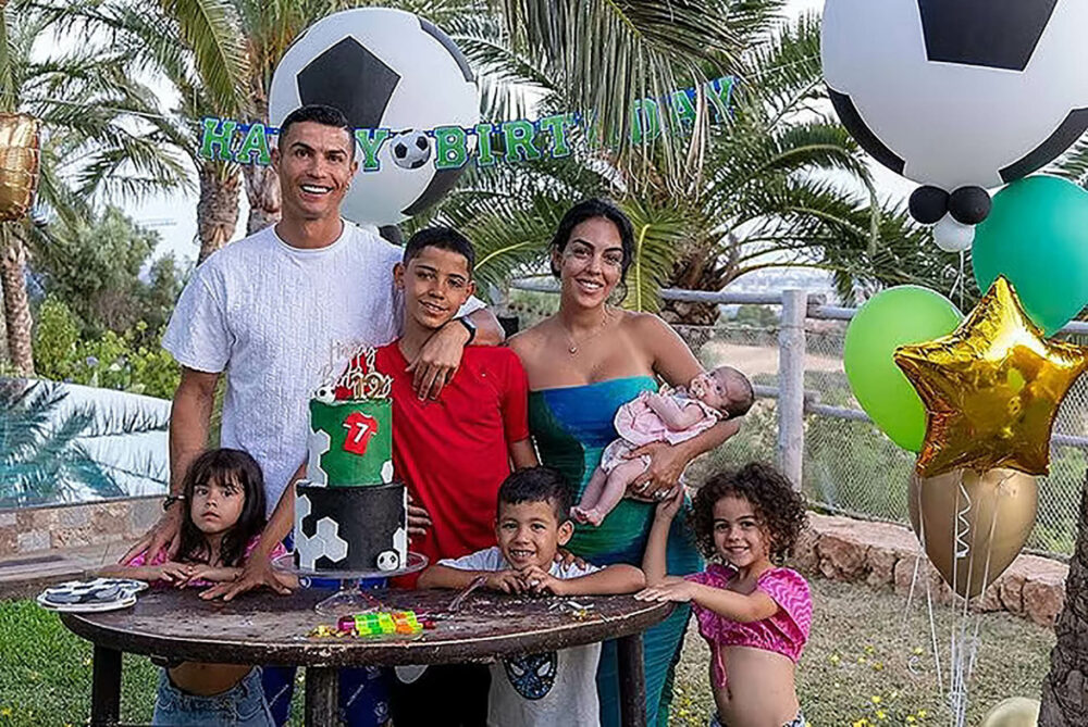 Cristiano Ronaldo junto a Georgina y sus hijos cinco (@georginagio)