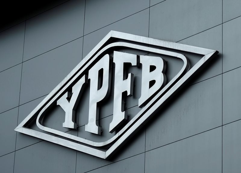 El logo de la petrolera estatal YPFB (Yacimientos Petrolíferos Fiscales Bolivianos) se ve en el edificio de su sede en La Paz (REUTERS/David Mercado/Archivo)