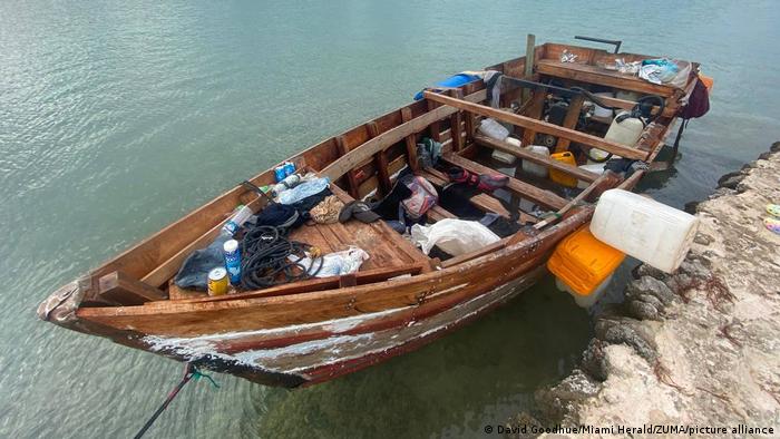 Una embarcación de madera de migrantes cubanos yace atada a un muro en la zona de Fills de Indian Key en los Cayos de Florida. En los últimos meses se ha registrado un éxodo récord e imparable de cubanos hacia Estados Unidos. (12.10.2022)