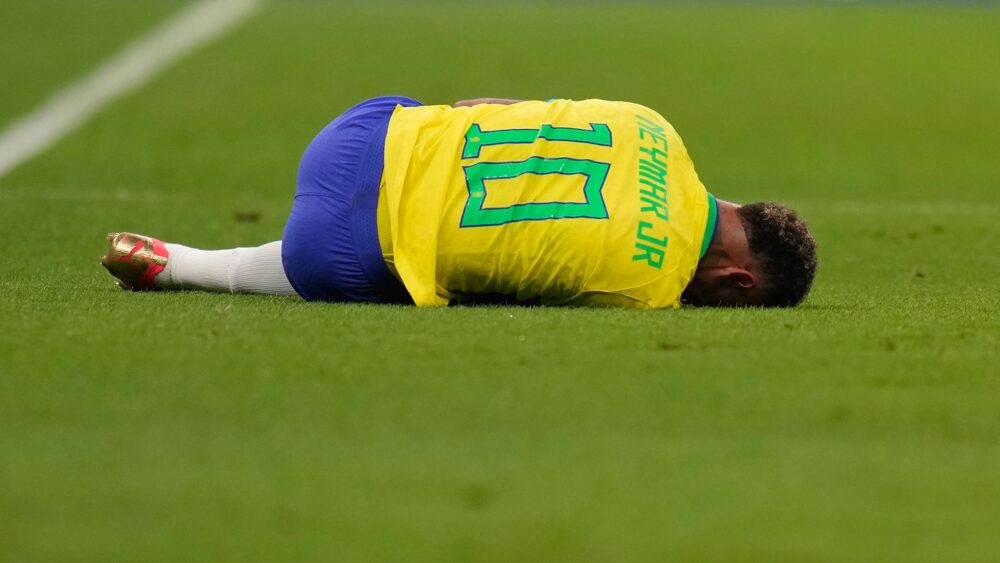 Neymar sufrió una lesión que lo deja afuera de la fase de grupos del Mundial de Qatar 2022 (AP Photo/Aijaz Rahi)