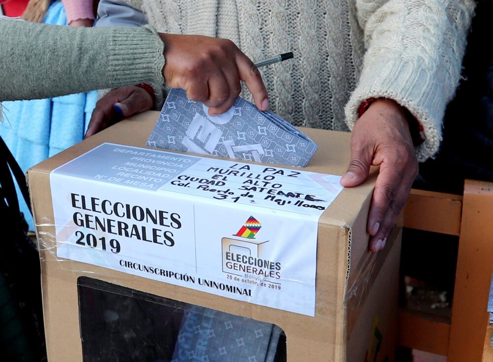 Vista de un ciudadano boliviano mientras emitía su voto en un colegio electoral de El Alto (Bolivia), en las elecciones de 2019 (EFE/Martin Alipaz/Archivo)