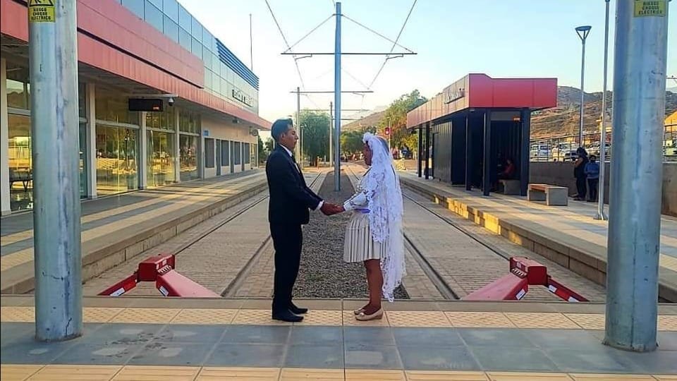 El primer matrimonio que visitó las instalaciones del tren, tras darse el "sí, acepto". MI TREN
