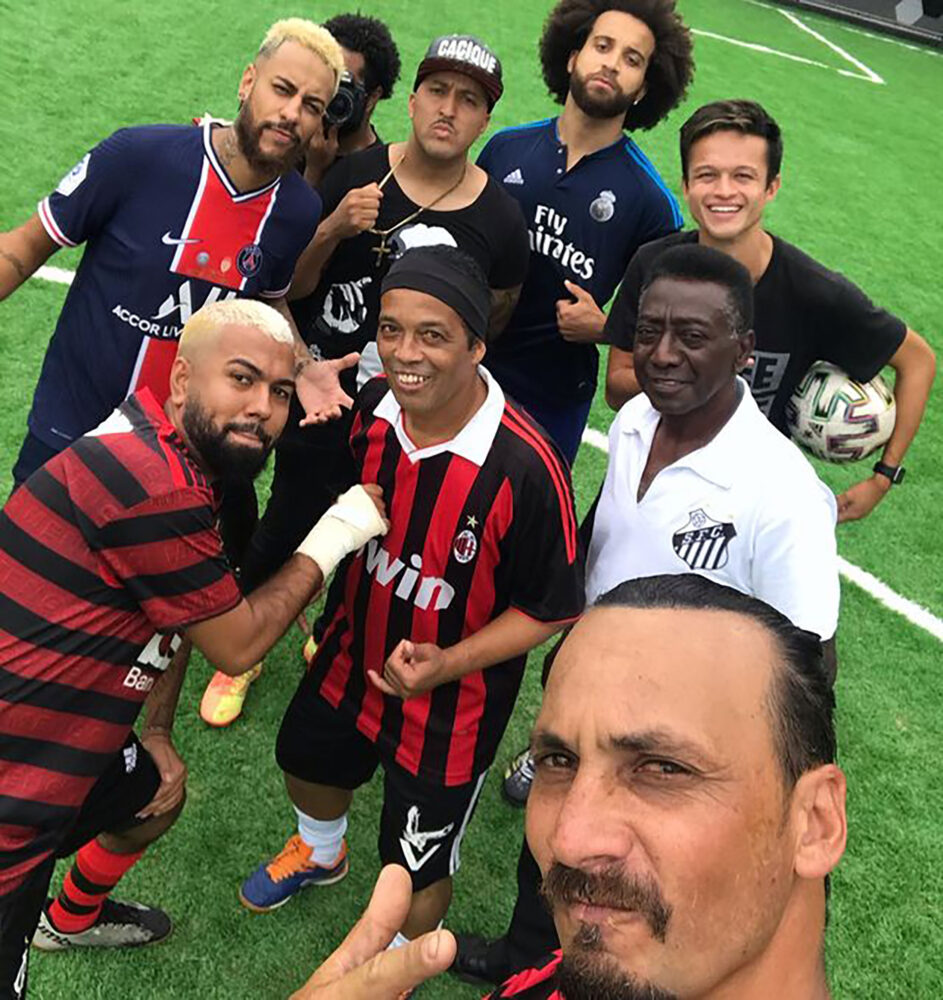 Eigon Oliver con los falsos Pelé, Gabigol, Ronaldinho e Ibrahimovic (IG / sosiadoney)