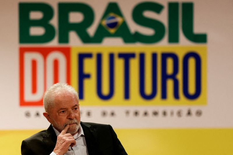 El presidente electo de Brasil, Luiz Inácio Lula da Silva, gesticula durante una reunión con miembros del equipo de transición del gobierno en Brasilia, Brasil, el 10 de noviembre de 2022 (REUTERS/Ueslei Marcelino)