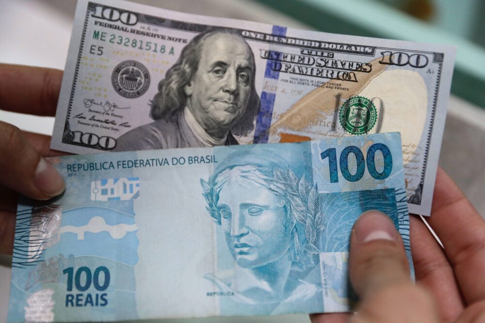 Foto de archivo de un billete de 100 dólares y un billete de 100 reales en San Pablo, Brasil (EFE/Fernando Bizerra Jr.)