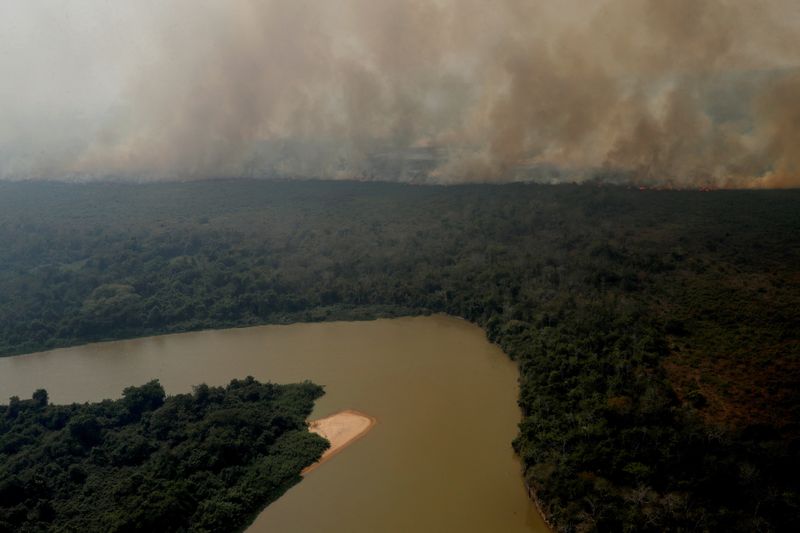 Una vista aérea muestra el humo de un incendio que se eleva sobre la vegetación alrededor del río Cuiaba en el Pantanal, el mayor humedal del mundo, en Pocone, estado de Mato Grosso (REUTERS/Amanda Perobelli/Archivo)