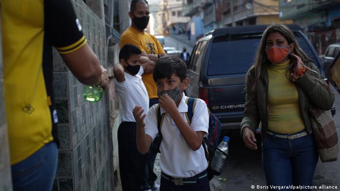 Niños llegando al colegio en Venezuela.