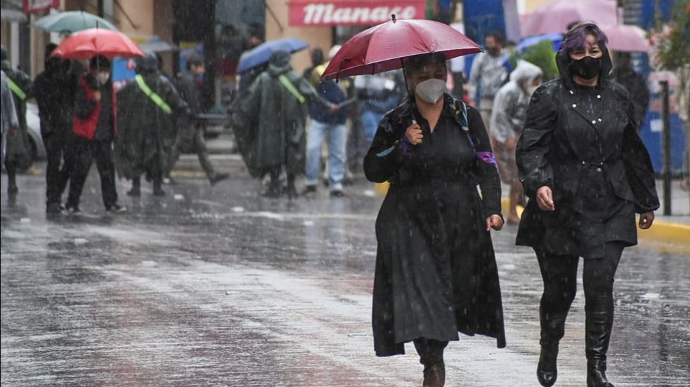 Dos mujeres transitan por el centro de la ciudad en medio de la lluvia. DICO SOLÍS