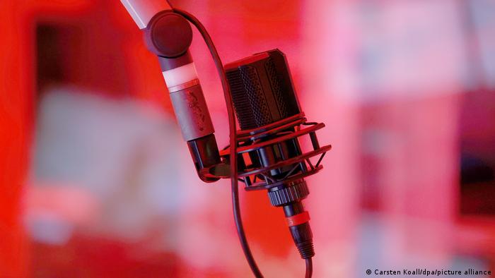 Berlin | Ein Mikrofon in einem Audiostudio 