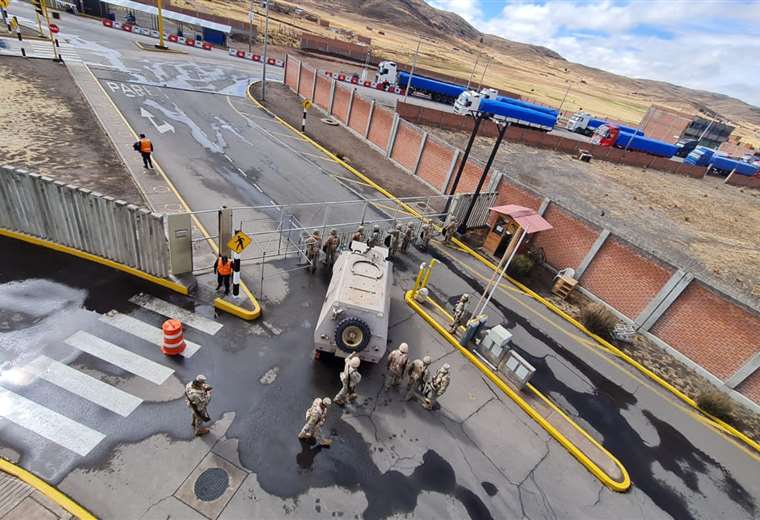 Gobierno boliviano alerta a transportistas no ir a Perú debido a zonas militarizadas y servicios suspendidos | El Deber