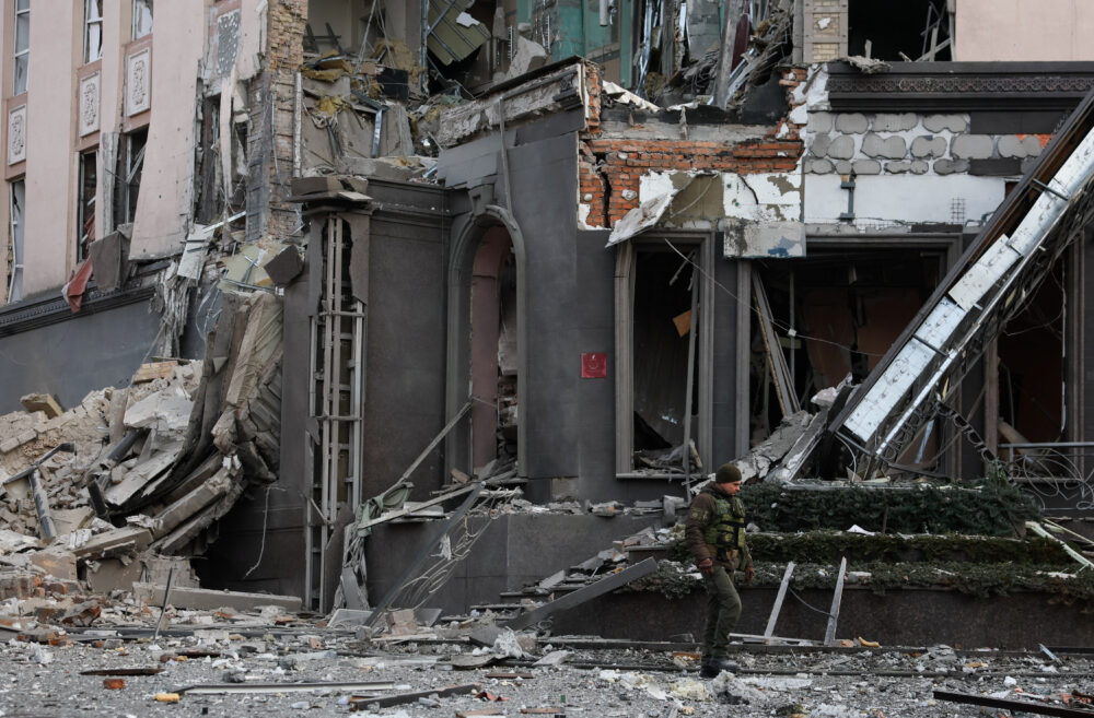 La destrucción por los bombardeos de las últimas horas en Kiev (REUTERS/Gleb Garanich)