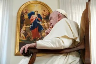 El papa Francisco habla durante una entrevista con The Associated Press en el Vaticano el martes 24 de enero de 2023. 