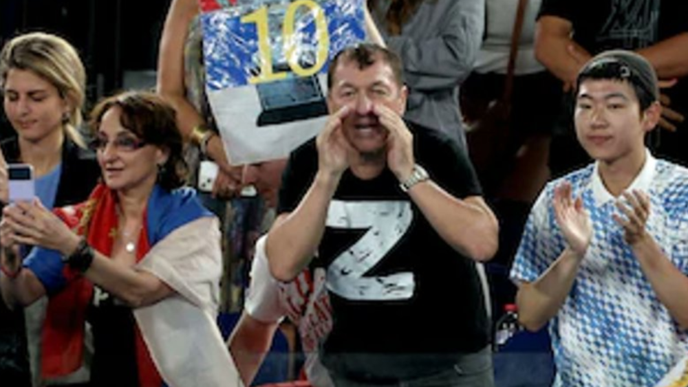 Otro hombre fue fotografiado por AFP dentro del estadio durante el partido entre Djokovic y el ruso Andrey Rublev con una camiseta con la letra Z. (TWITTER)