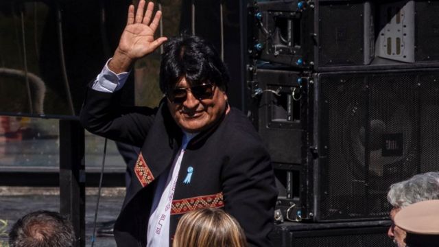 Evo Morales, con gafas de sol, saluda.