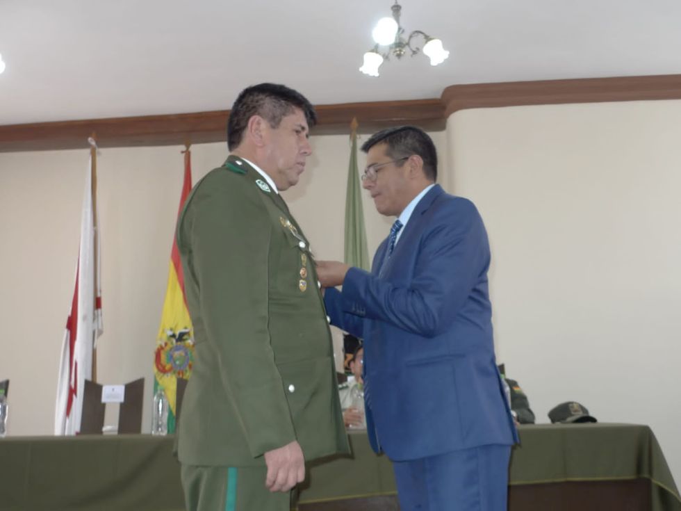 La distinción al comandante Freddy Baspineiro. CARLOS RODRÍGUEZ