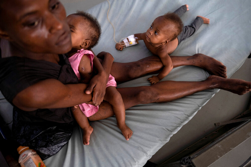 Roseline Ceus, de 18 años, sostiene a su hija Phaniella mientras su hijo Phanelson mira mientras reciben tratamiento para el cólera en el Hospital Gheskio Center apoyado por UNICEF en Puerto Príncipe, Haití, 14 de octubre de 2022. REUTERS/Ricardo Arduengo/Archivo