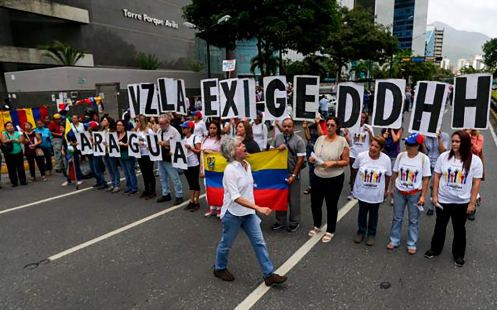 Un grupo de personas reclamando respeto a los derechos humanos en Venezuela