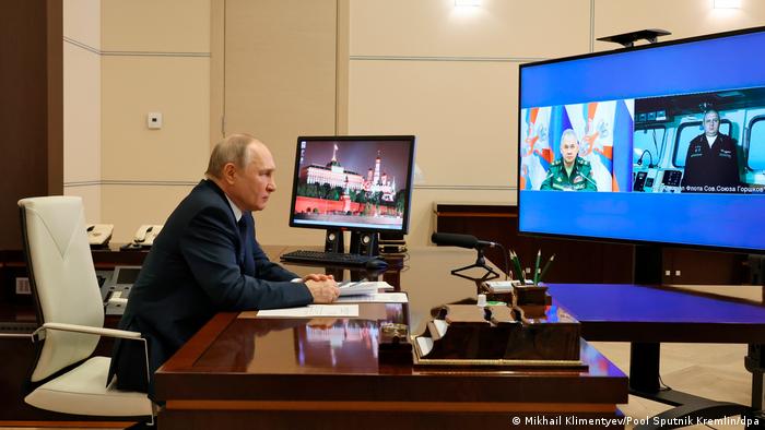 Putin sentado en una mesa, en videoconferncia con militares. 