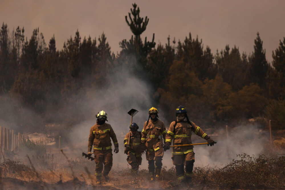 El Gobierno de Chile delcaró alerta por incendios en la región metropolitana y prevé una situación “muy compleja” (REUTERS)