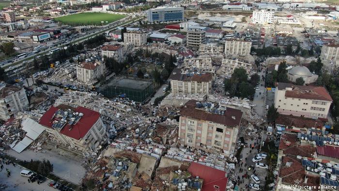 Los terremotos provocaron que varios edificios se derrumbaran dejando a miles de personas atrapadas.
