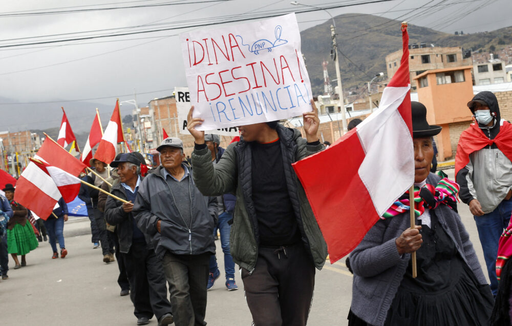 Uno de los pedidos de la población movilizada es la renuncia de Dina Boluarte a la Presidencia. (Juan Carlos Cisneros / AFP)