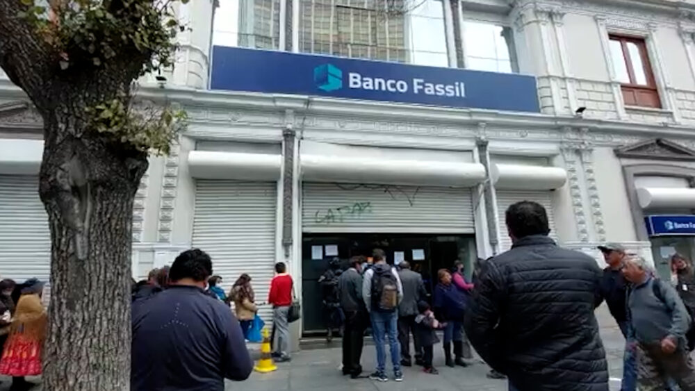Alarma en Bolivia por la corrida al dólar: los ahorristas llevan semanas haciendo fila en los bancos y el gobierno de Arce admitió falta de liquidez - Infobae