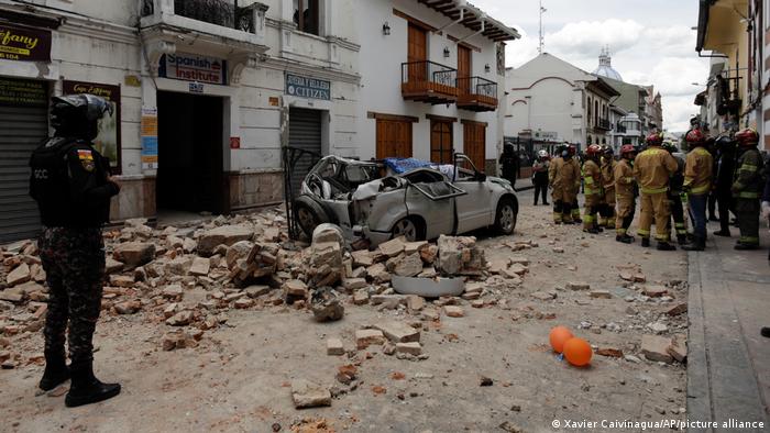 Un automóvil quedó convertido en chatarra al ser aplastado por los escombros de una vivienda en Cuenca.