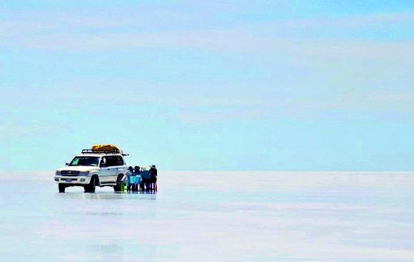 $!Una vagoneta en medio del Salar de Uyuni, que está inundado de agua.