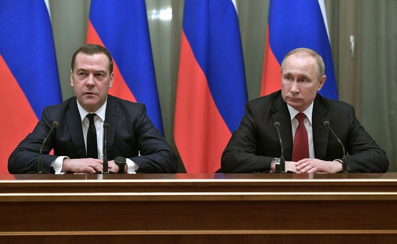El presidente ruso, Vladimir Putin, y Dmitri Medvedev (Sputnik/Reuters)