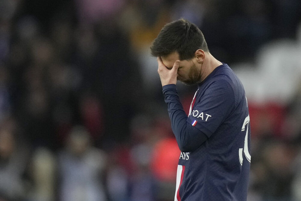 Con sólo la Ligue 1 en el horizonte, la relación Messi-PSG alcanzó su pico máximo de tensión (Foto: AP)