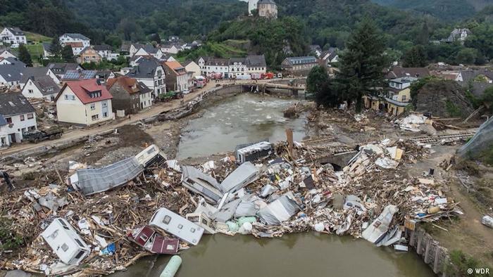 Casas y puente destruído en el valle de Ahrtal en Alemania 2021