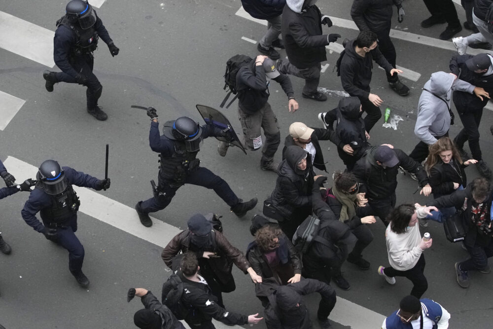 Policías antidisturbios se enfrentan contra manifestantes durante una protesta en París, el jueves 23 de marzo de 2023. (AP Foto/Christophe Ena)