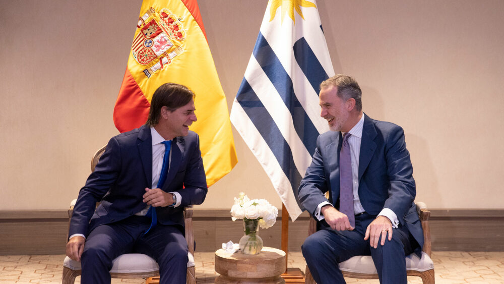 El presidente de Uruguay, Luis Lacalle Pou; y el rey Felipe VI de España, sonríen durante una reunión en el Hotel Embajador, en Santo Domingo (EFE/Orlando Barría)