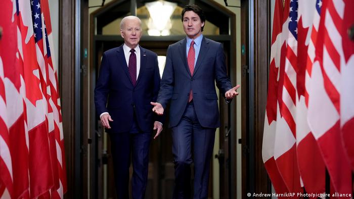El presidente de EE. UU., Joe Biden, junto a su homólogo canadiense, Justin Trudeau, durante la visita de Biden a Ottawa.