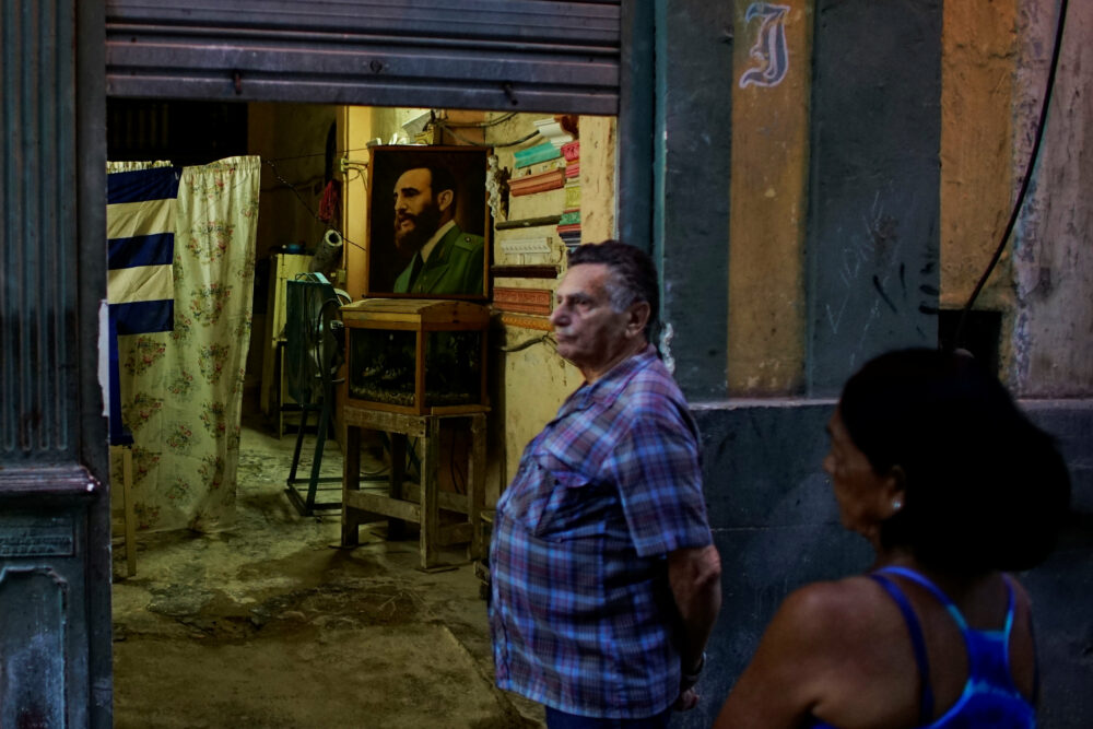 Una imagen del fallecido Fidel Castro decora un colegio electoral momentos antes de su apertura al público en La Habana, Cuba, 26 de noviembre de 2017 (REUTERS)