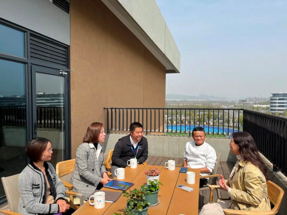 La visita de Jack Ma a la escuela Hangzhou Yungu de la provincia de Zhejiang (Hangzhou Yungu School/Handout via REUTERS)