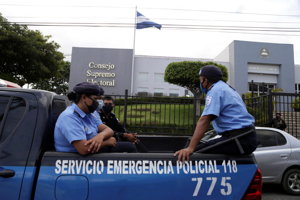 Oficiales de la policía nacional frente a la sede del Consejo Electoral (REUTERS/Maynor Valenzuela)