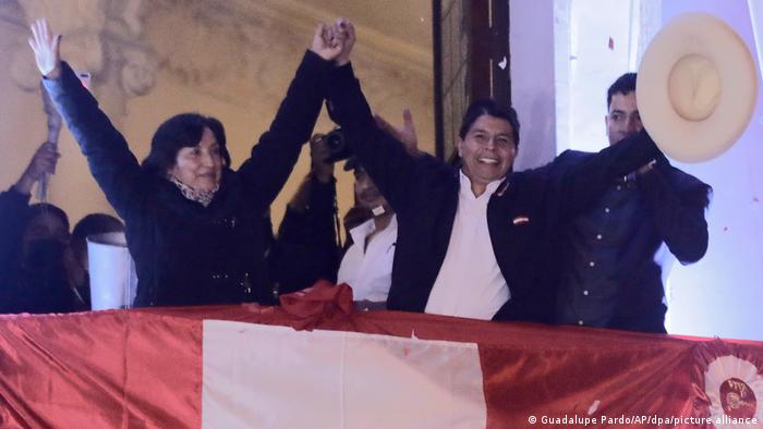 Dina Boluarte y Pedro Castillo saludan a sus partidarios tras ser declarados ganadores de los comicios presidenciales de perú hace dos años. (Archivo 19.07.2021)