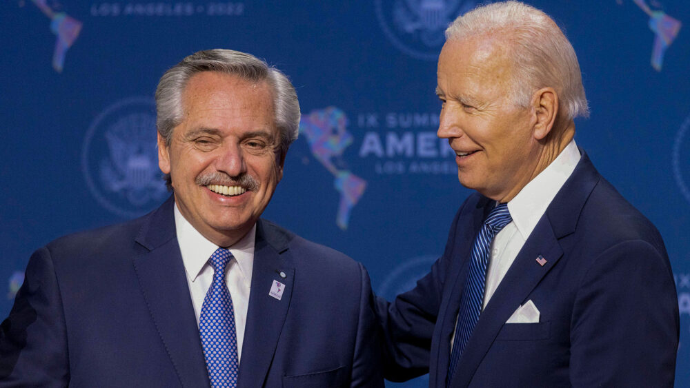 Alberto Fernández y Joseph Biden durante la Cumbre de las Américas que organizó Estados Unidos