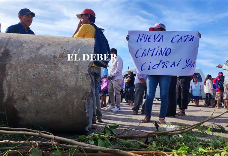 Vecinos de Nuevo Amanecer bloquean la ruta a Montero para exigir la construcción del tramo al Cidral | El Deber