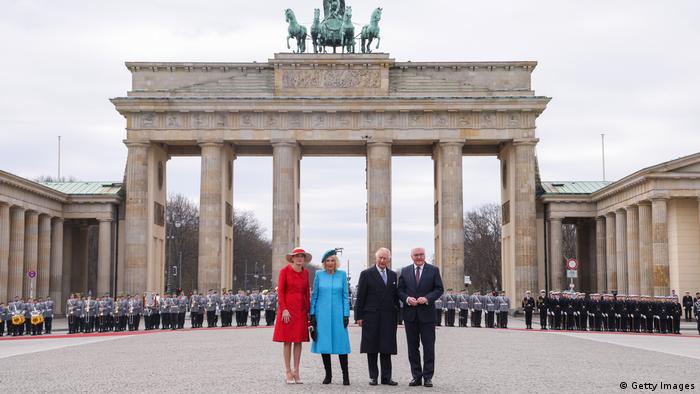 Los monarcas británicos y la pareja presidencial alemana, frente a la Puerta de Brandeburgo.