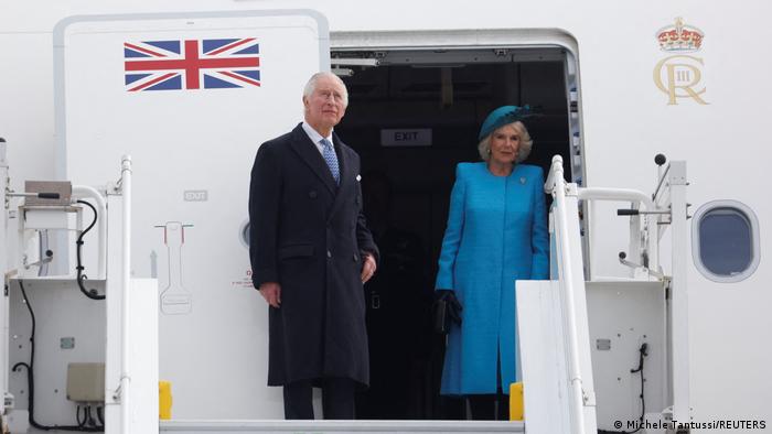 Los monarcas británicos, a las puertas todavía del avión.
