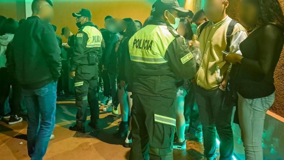Intervención a una fiesta clandestina con menores de edad, el fin de semana en La Paz. POLICÍA BOLIVIANA/UNITEL