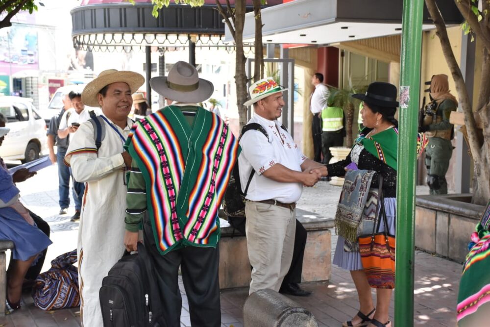 Representantes de las tierras bajas y altas aguardan un encuentro con la CIDH., en Cochabamba. NOÉ PORTUGAL