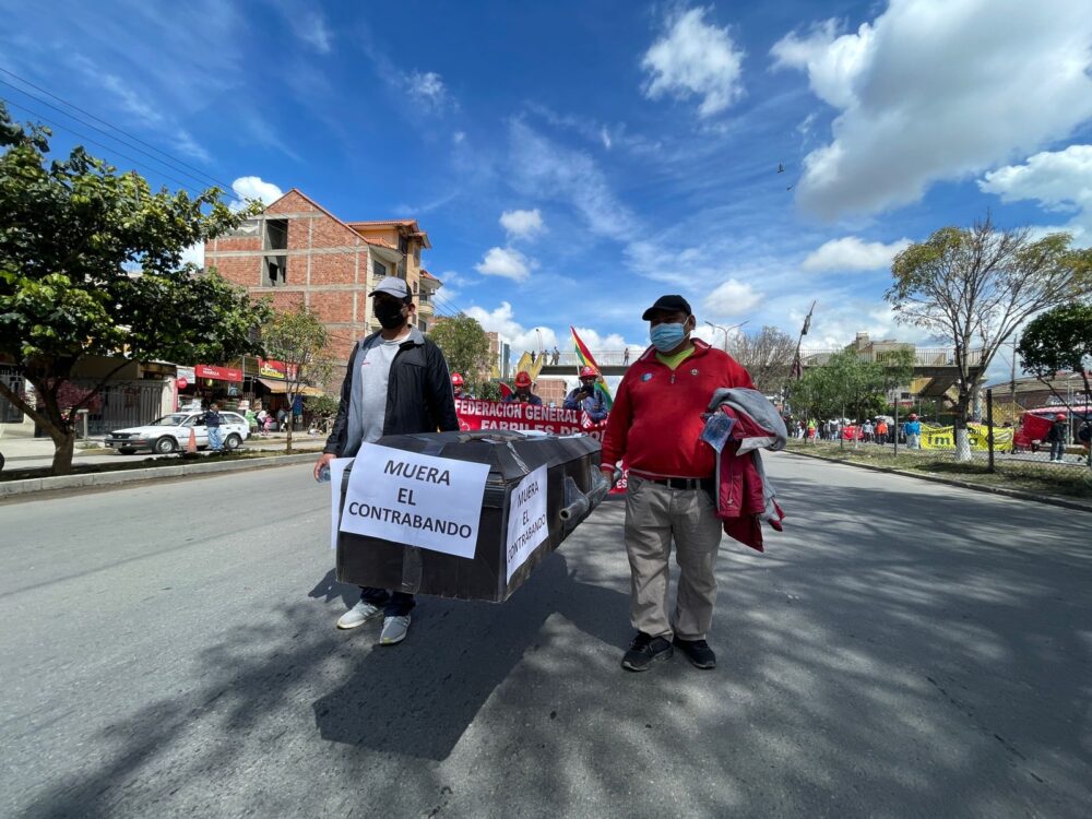 Fabriles marchan por la avenida Blanco Galindo, con un ataúd y un letrero sobre este que dice: "Muera el contrabando". ALEJANDRO ORELLANA