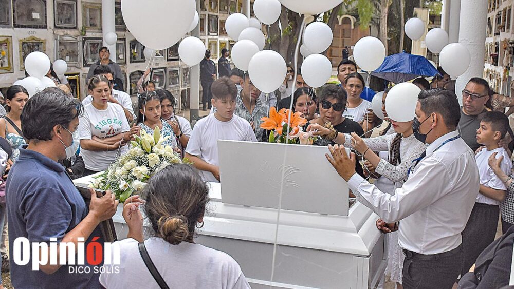 Despiden a la niña Camila en el Cementerio General de Cochabamba. DICO SOLÍS