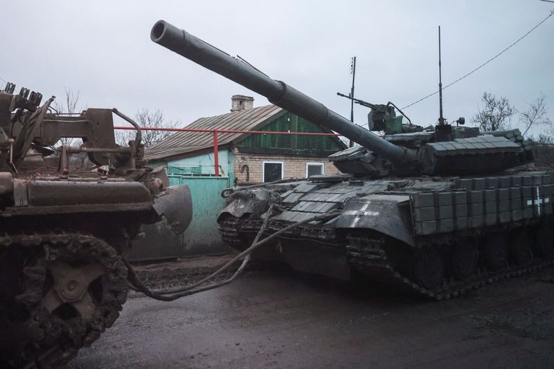 Un tanque es remolcado por una carretera, durante la invasión rusa de Ucrania, cerca de la bombardeada ciudad ucraniana oriental de Bajmut, en la región oriental de Donetsk, Ucrania, 29 de marzo de 2023. REUTERS/Violeta Santos Moura