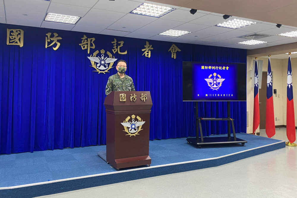 El portavoz del Ministerio de Defensa de Taiwán, Sun Li-fang, habla en una rueda de prensa sobre los ejercicios militares realizados por el Ejército Popular de Liberación (EPL) de China, en Taipéi, Taiwán, el 12 de abril de 2023. REUTERS/Ben Blanchard 